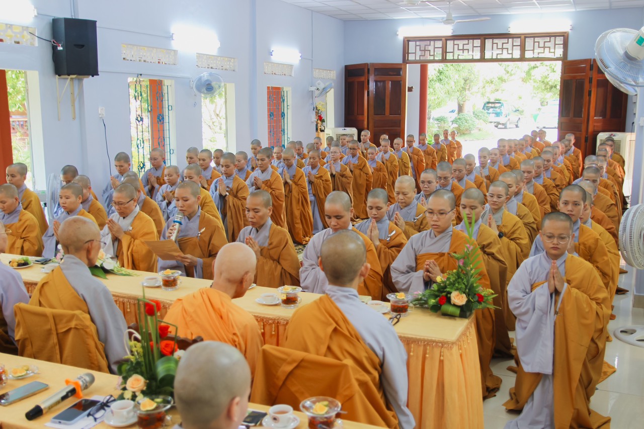 Phân ban Ni giới Phật giáo Bình Định thăm cư xá Ni trường TCPH Bỉnh Định